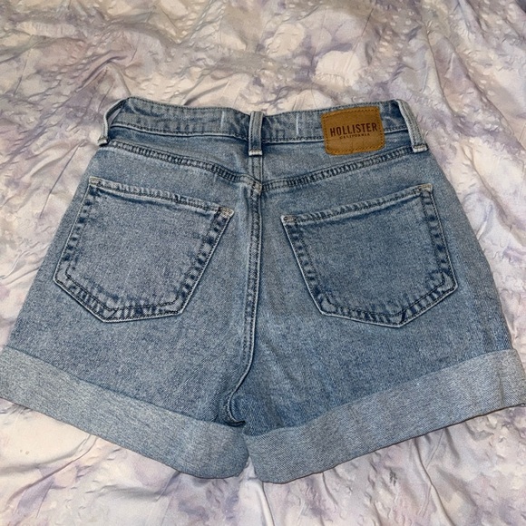 Hollister Curvy Ultra High-Rise Mom Shorts - Picture 4 of 7